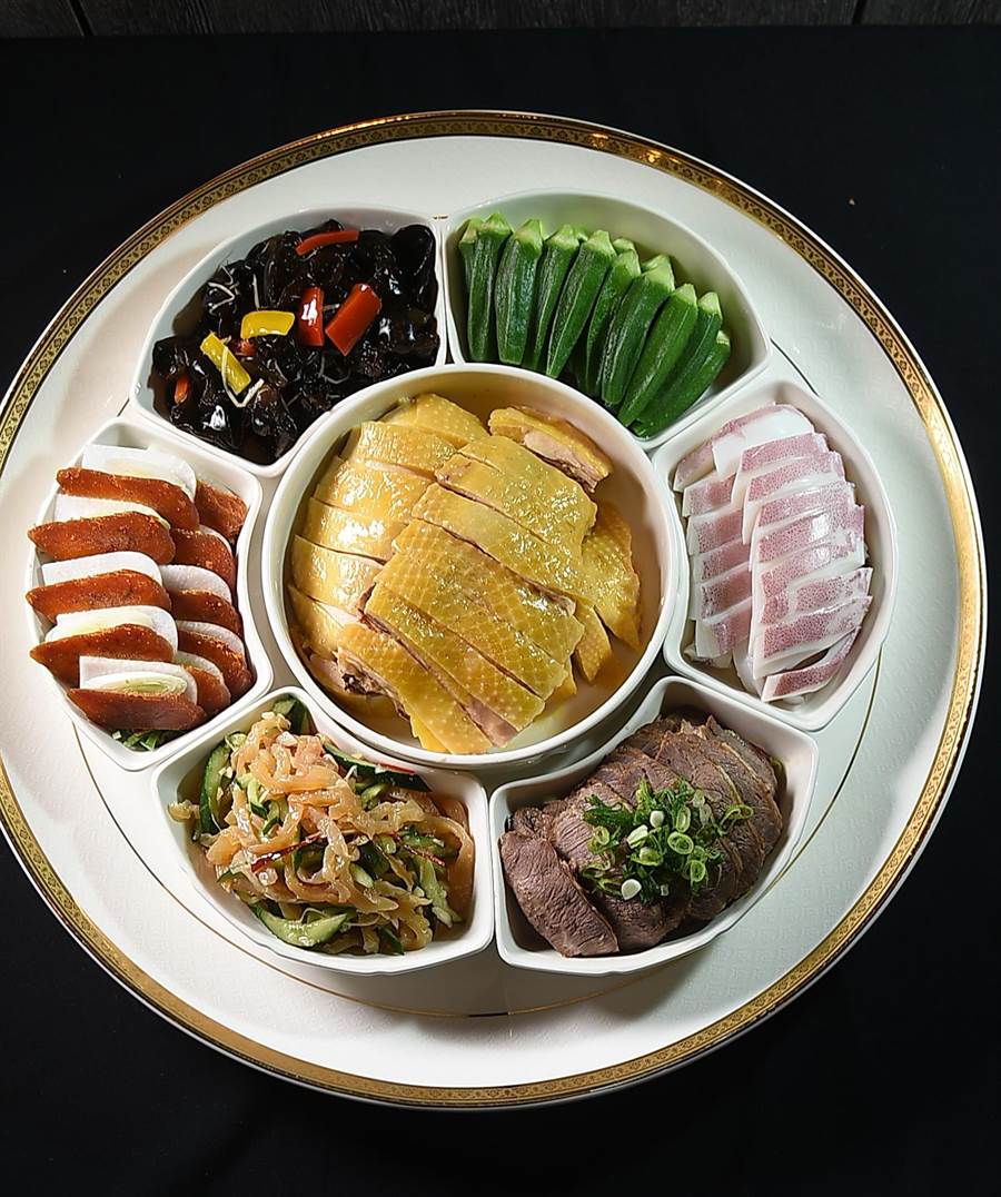 大直〈欣葉．鐘菜〉的冷菜拼盤有許多選項，此中最豐厚的是由7種冷菜共構的〈七仙女〉。（圖／姚舜）