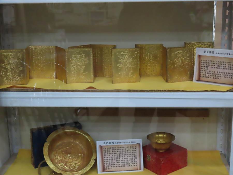恰逢金鼠年，王高榮友人出借黃金佛經、金碗展覽，值得一看。（莊曜聰攝）