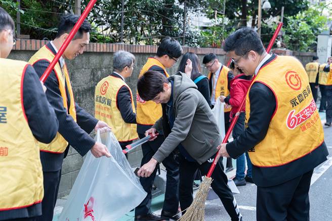 光武里韩修和里长与永庆房屋同仁一起清洁还大安区美丽面貌。