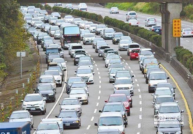 根據國道即時路況顯示，今天下午5時左右，國3關西服務區到龍潭、國1湖口服務區到湖口等路段時速都不到40公里。（中時報系資料照片）