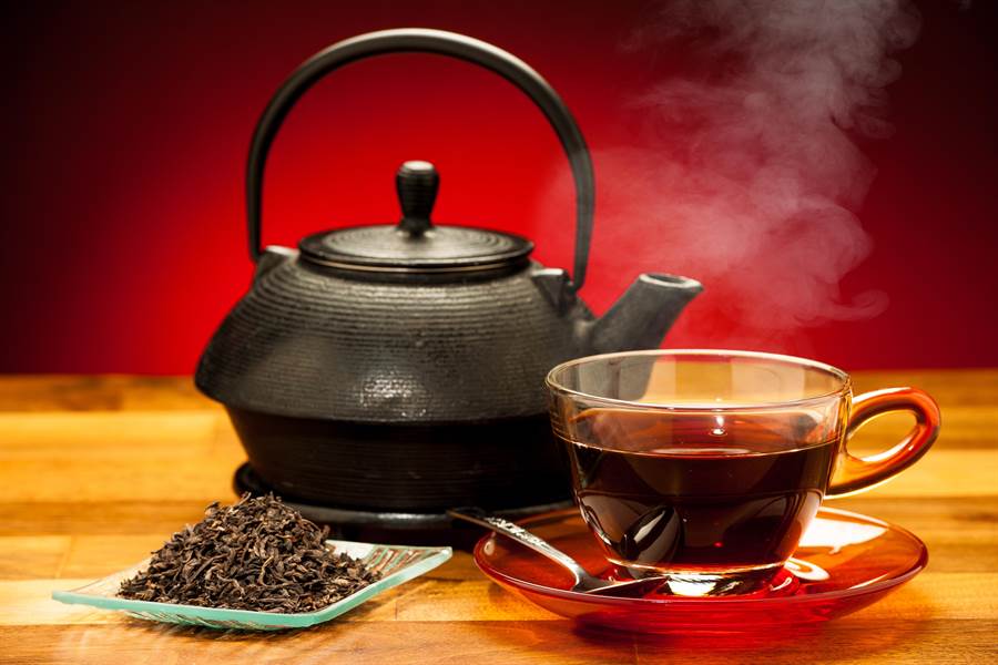 吃飯配杯紅茶，有助於降血壓、血糖。（圖／Shutterstock）