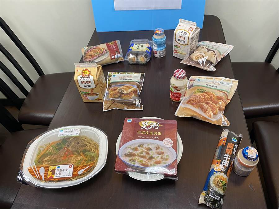 學校營養師也特別精挑細選超商食品，組合出兼具健康和營養的15種套餐。(蔡依珍攝)