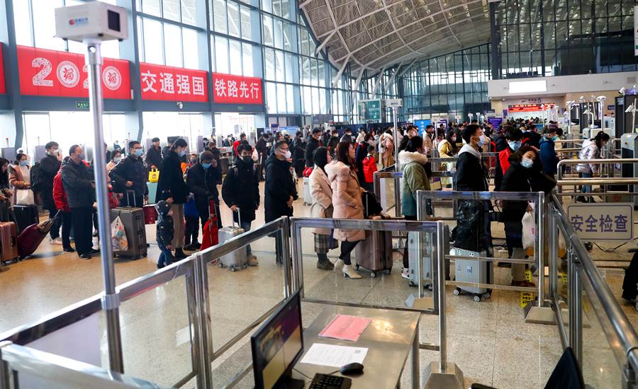 圖中為21日武漢火車站大廳內以紅外體溫檢測儀檢測進出旅客體溫。（圖／中新社）
