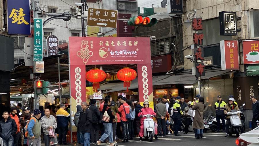 艋舺夜市年貨大街。(悠遊卡公司提供／黃慧雯台北傳真)