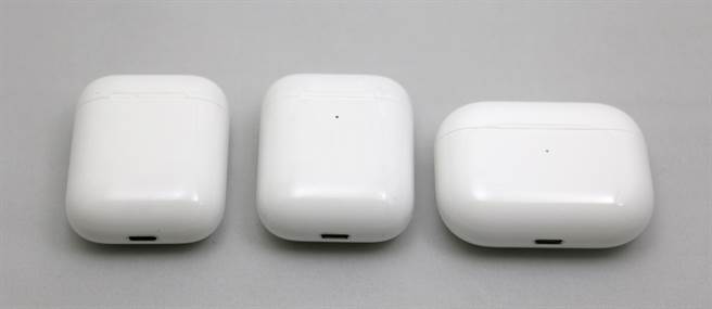 第一代AirPods(左)、第二代(中，机身上有一LED提示灯)与第三代AirPods Pro。(黄慧雯摄) 