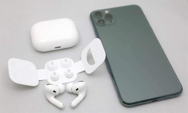 AirPods Pro以及内附耳塞(耳机上原本套上的是中尺寸的耳塞)。(黄慧雯摄) 