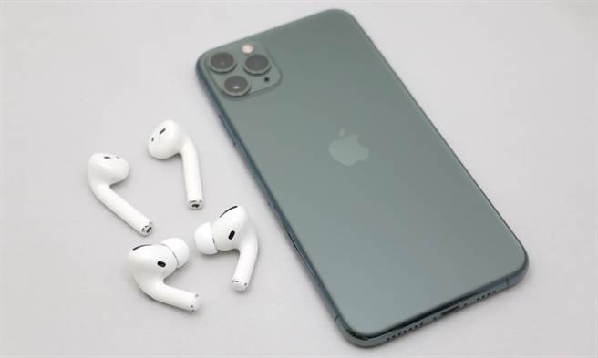 对比AirPods Pro(下)以及AirPods 第二代内外侧对比。(黄慧雯摄) 