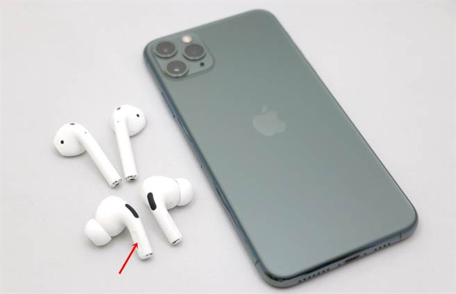对比AirPods Pro(下)以及AirPods 第二代内外侧对比，前者设计上明显跟前一代有很大不同。红箭头位置是力度感测器的位置。(黄慧雯摄) 