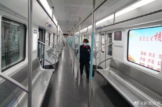 武漢封城首日地鐵只剩打掃人員。（圖／新華網）