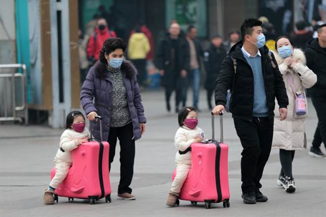 過年到了，專家建議為防護病毒侵襲，不要食用野生動物，注意器具消毒，不要生食。圖為西安一戶人家返回老家過年。（圖／中新社）