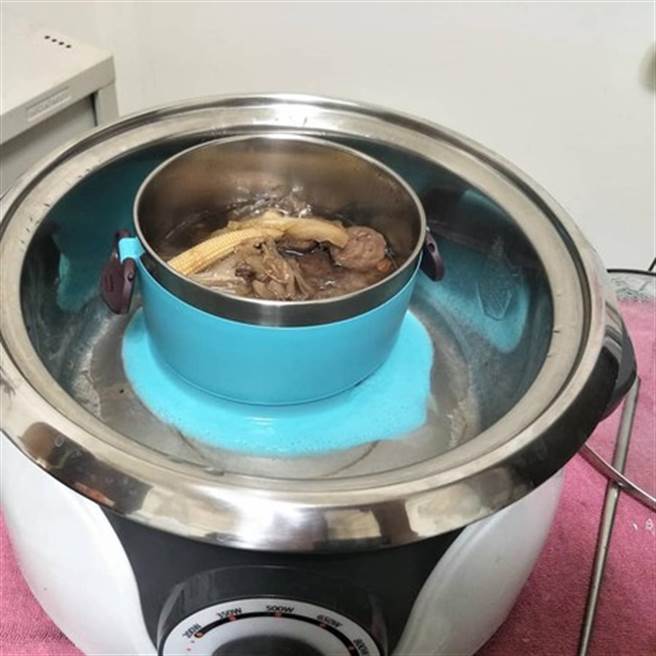 锅子顏料融化(图片取自/爆废公社)