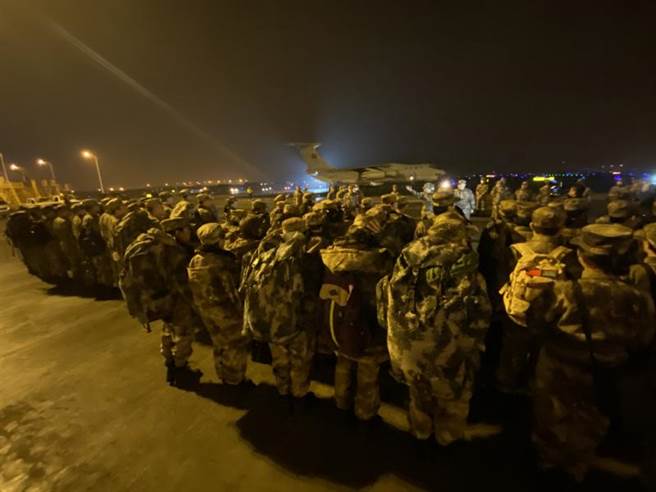 陆军军医大学抽调精干医务人员，组建了150人的医疗队。他们1月24日除夕夜从重庆江北国际机场出发，连夜飞赴武汉支援抗击新型冠状病毒所引发的肺炎疫情。（新华社）
