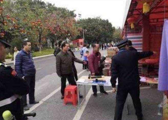 广州市黄埔区城管局副局长尹维新被确诊遭亲友感染，但未发病前曾参加公开活动与视察，图为尹视察花市。（图／东网）