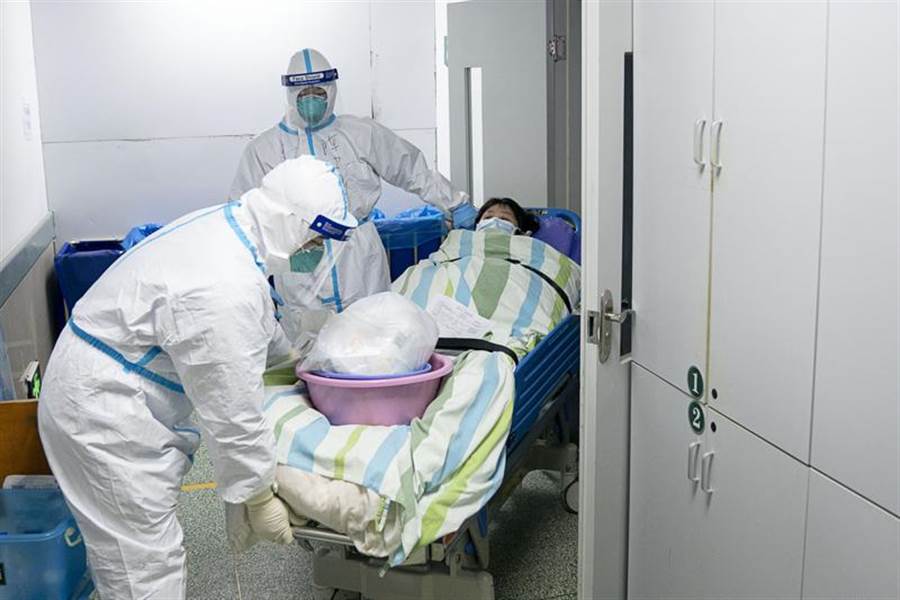 武漢大學中南醫院醫護人員1月24日將好轉的病人從重症隔離病房轉至普通隔離病房。（新華社）