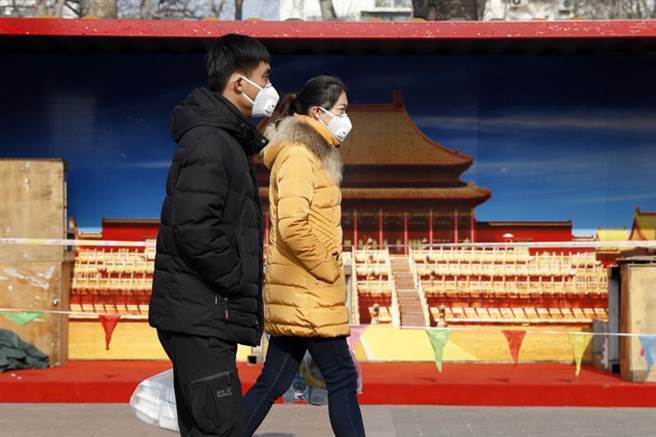 北京卫生健康委员会称已有1男1女的武汉肺炎患者接受对症及中药治疗，已经治愈并于24、25日出院。图为戴口罩外出的北京市民。（图／中新社）