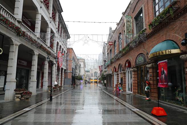 武汉因疫情扩大封城，武昌楚河汉街上1月25日空无一人。（中新社）