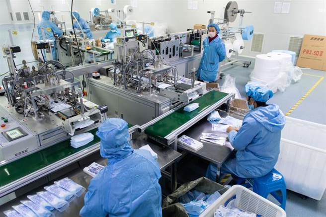 由于是春节期间，许多工厂放假停产，疫情扩大后协调许多生产商加班赶制，而因许多工人返乡过年，因而目前也只恢復了4成的产能。图为湖南竹医疗器械有限公司员工在赶制口罩。（图／新华社发）