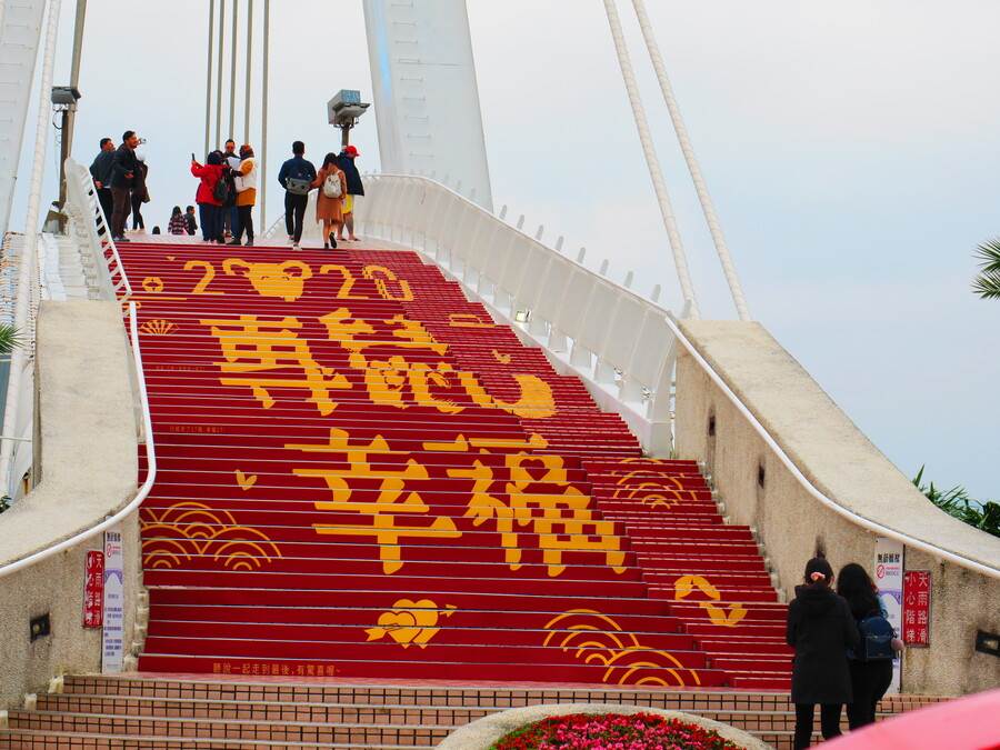 2020淡水漁人碼頭情人僑巨型金鼠地貼,拍照打卡好去處。（圖取自新北市漁業處官網）