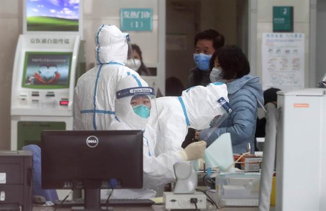 北京出现年纪最小的武汉肺炎患者，是一名年仅9个月的女婴。图为北京的发热门诊。（图／中新社）