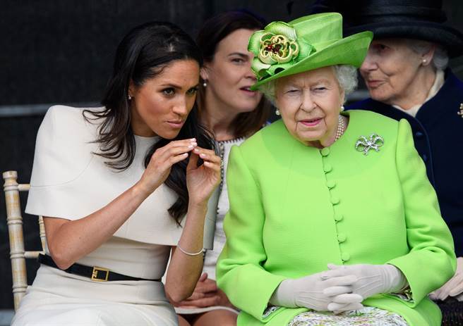 梅根和女王2018年6月14日造访柴郡（Cheshire）时交谈的神情。（达志图库/TGP）