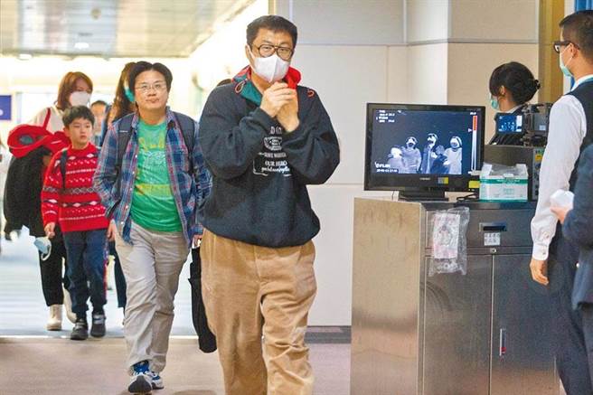 因应武汉肺炎疫情，疾管署启动加强边境检疫措施，旅客一出登机门就进行发烧筛检检疫作业。（资料照/陈麒全摄）