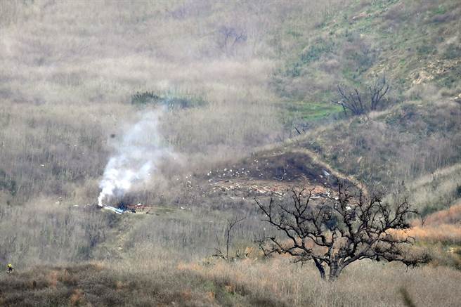 直升機墜機引起火勢，濃煙直竄。（圖／TPG、達志影像）