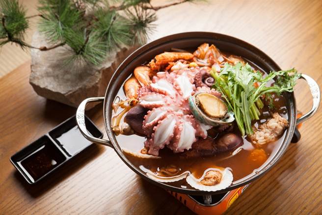 活章鱼急逃命 扑通跳进滚烫麻辣锅(示意图/达志影像)