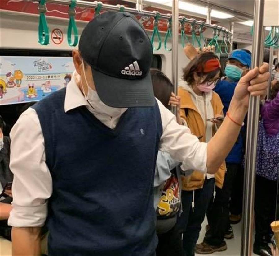 韓國瑜搭乘捷運前往美麗島站視察防疫工作。（取自韓國瑜臉書）