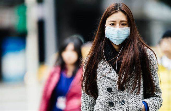 防范武汉肺炎，疾管署副署长庄人祥建议民眾，只要戴一般的外科口罩就够了。(报系资料照)