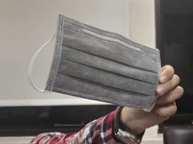 防範武漢肺炎，民眾搶購口罩，但醫師揭露，有半數的人都戴錯，戴了等於沒戴！（本報系資料照／林良齊攝）