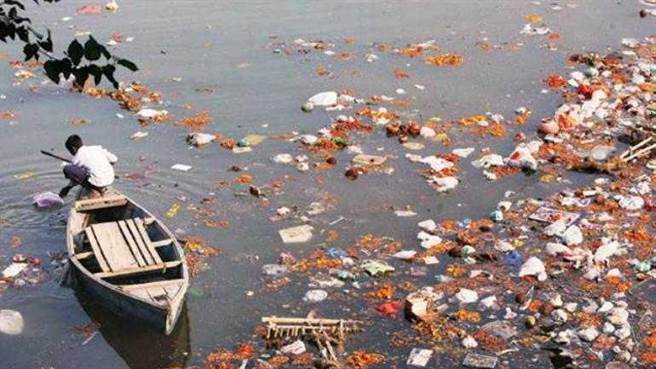 印度人什麼都往恆河扔，包括死去的人火葬後的骨灰撒在河裡。（圖／India Today）
