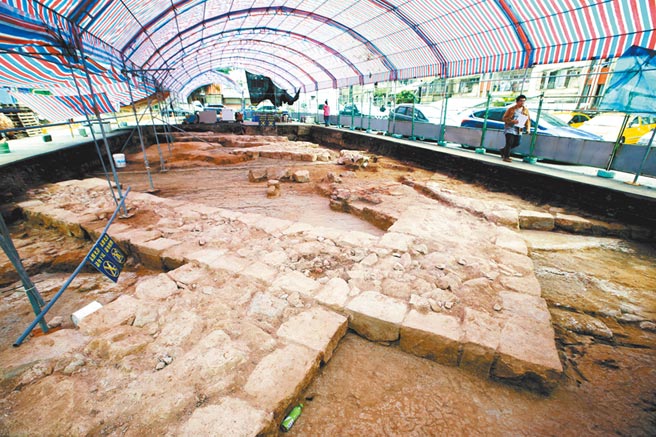 17世紀西班牙人在和平島所建的諸聖教堂（Todos los Santos）地基遺址重見天日，堪稱近年來最重要的考古成果。（范揚光攝）