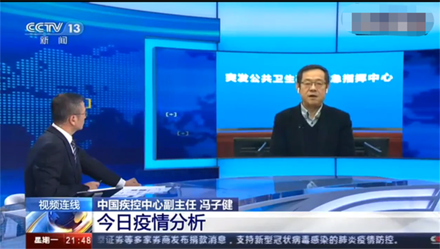 大陸央視主播白岩松27日晚間連線專訪中國疾控中心副主任馮子健。（央視截圖）