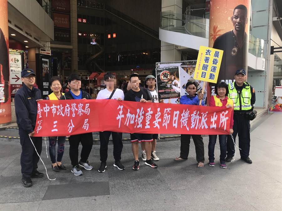 台中市警三分局樹德派出所於轄區人潮易聚集場合，台中火車站及大魯閣新時代購物中間設置「機動派出所」疏浚溝通人潮車潮，向民眾實施犯法預防、交通及春節各項措施宣導。（翻攝照片／張妍溱台中傳真）