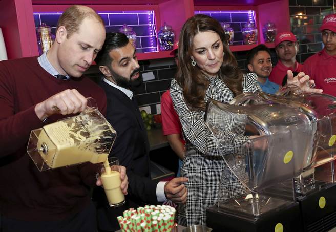 剑桥公爵夫妇凯特与威廉结婚近9年，两人生了3名子女，但还是什么都可以比，藉由彼此竞争，保持新鲜的夫妻关系，图为两人1月15日在MyLahores餐厅英格兰布拉福（Bradford）旗舰店较量做奶昔的手艺。（达志图库/TGP）
