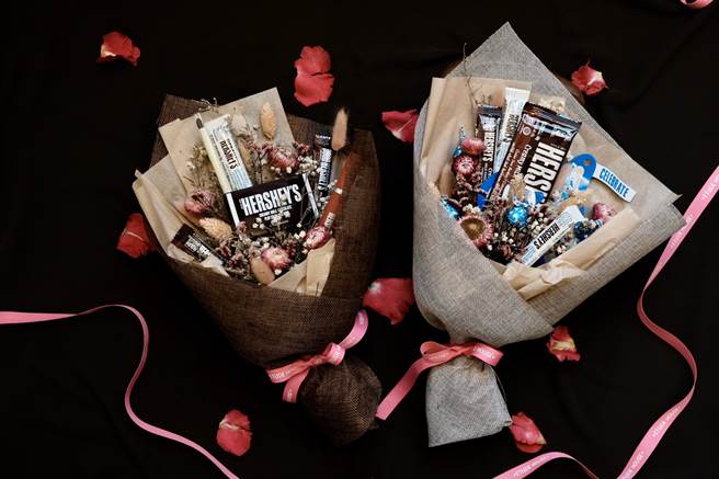 2/1~2/10曾在各通路曾购买过好时联名彩妆系列，即可在ETUDE HOUSE官方脸书及IG上出示发票参加抽奖，将抽出10位粉丝获得好时巧克力花束快递服务，寄送给另一半，将于2/14前送达。（图／品牌提供）