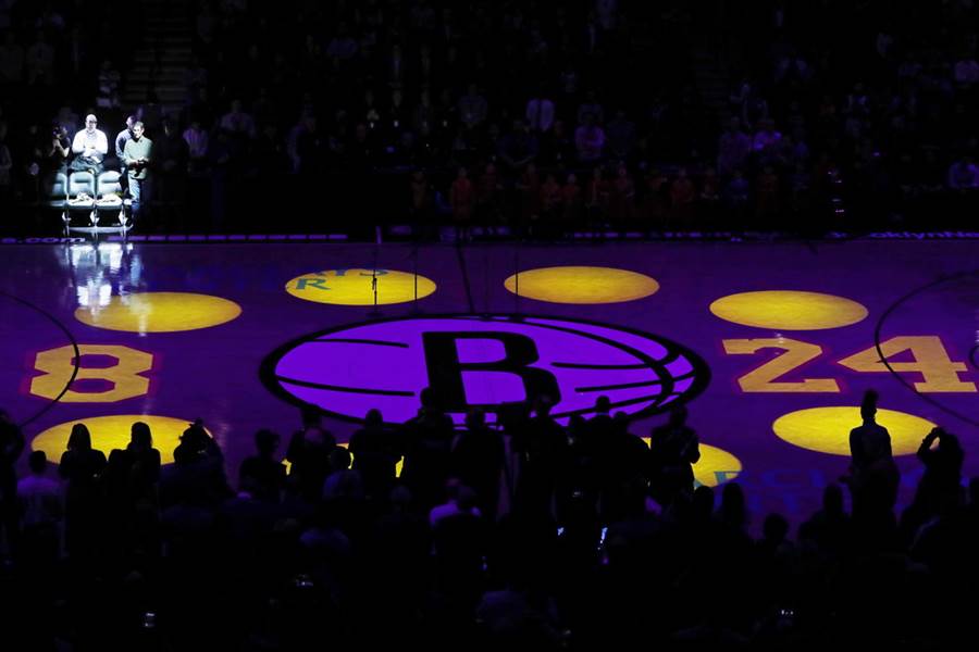 籃網主場巴克雷中心特地為了悼念布萊恩父女，把先前兩人坐過的位置保留下來。(美聯社)