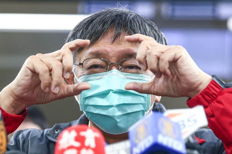 武漢肺炎持續擴大，台北市長柯文哲30日受訪時特別戴上口罩，並表示接下來一週將是關鍵期，請民眾不要掉以輕心。（圖／鄧博仁攝）