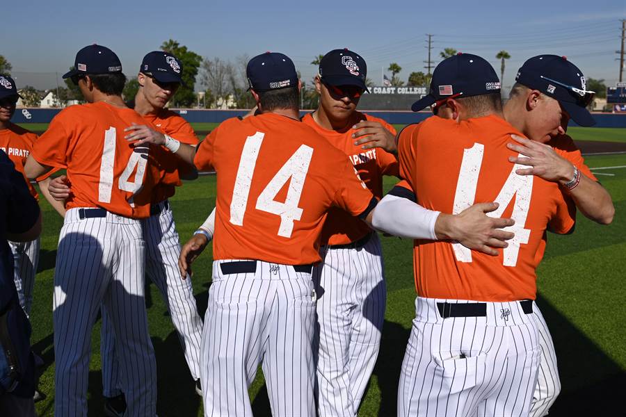 南加州橘岸社區學院棒球隊為了向罹難的總教練阿托貝里致敬，全隊換上14號球衣。（美聯社）