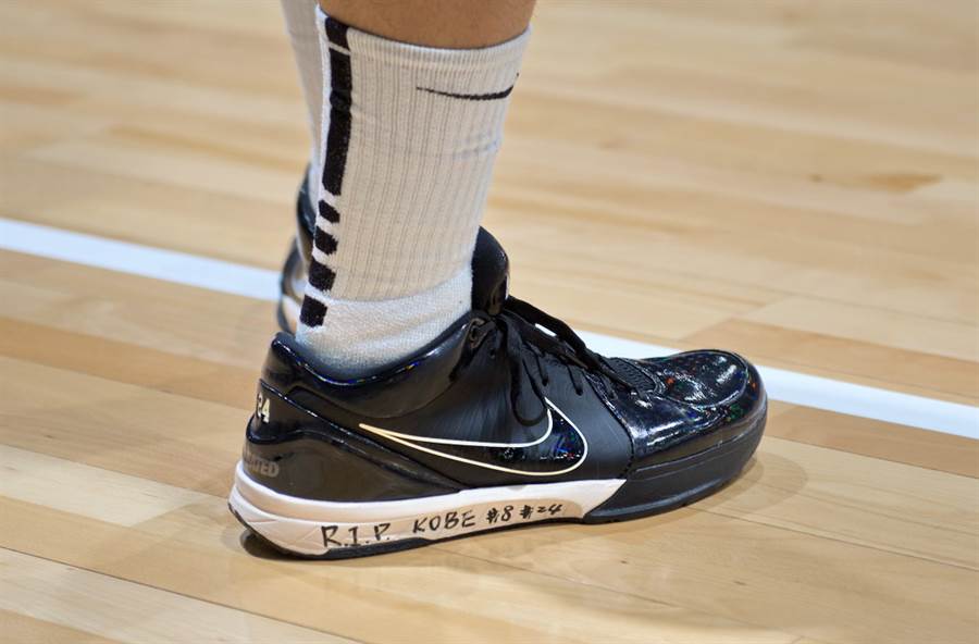 「男模」呂政儒特地在球鞋上寫著悼念布萊恩的文字。(黃及人攝)