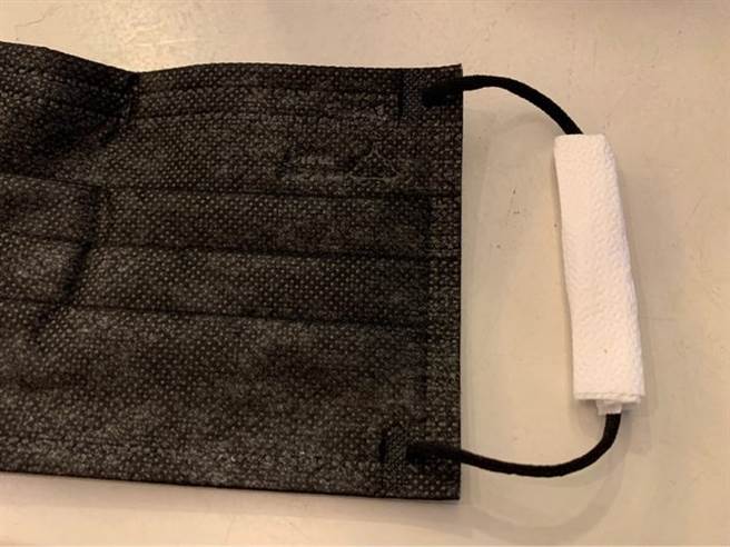 網友曝神解，其實可以用衛生紙包住繩子，讓面積變大，這樣戴起來就比較不痛。（圖／翻攝自PTT）