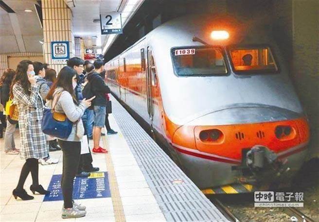 未來疫情持續升溫，台鐵表示，將拒載未戴口罩乘客。(本報系資料照)