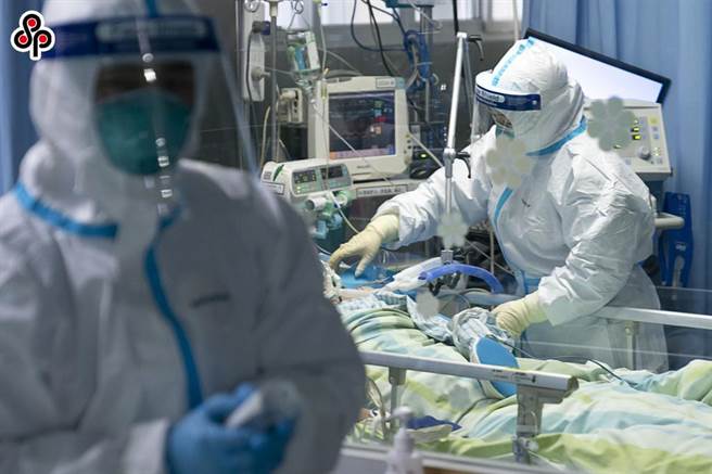 圖為1月24日武漢大學中南醫院重症隔離病房，醫護人員為病人治療。（新華社）