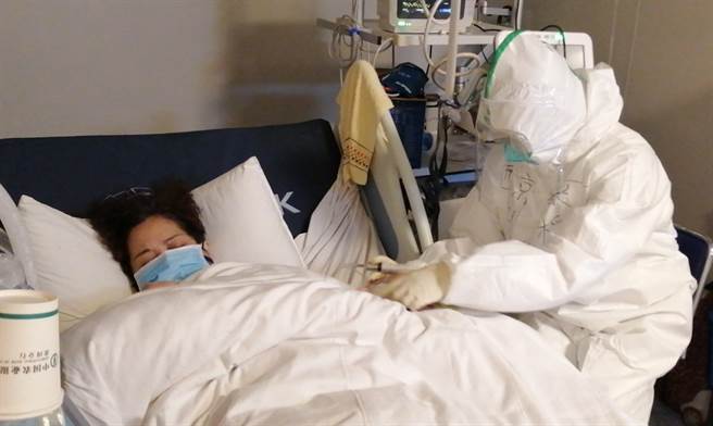 空军军医大学医疗队护士在武昌医院重症监护室为患者静脉注射。 （新华社）