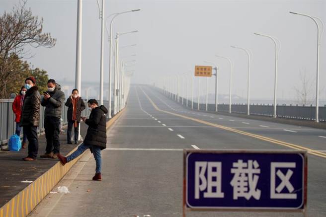 北京封得了城，但管不住人民的脚，图为民眾从湖北沿着横越长江的九江长江大桥，走到江西省的检查站。（路透）