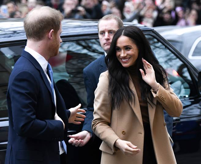 梅根與夫婿哈利王子1月7日抵達加拿大駐倫敦高級專員公署「加拿大之家」（Canada House）的神情。（達志圖庫/TGP）
