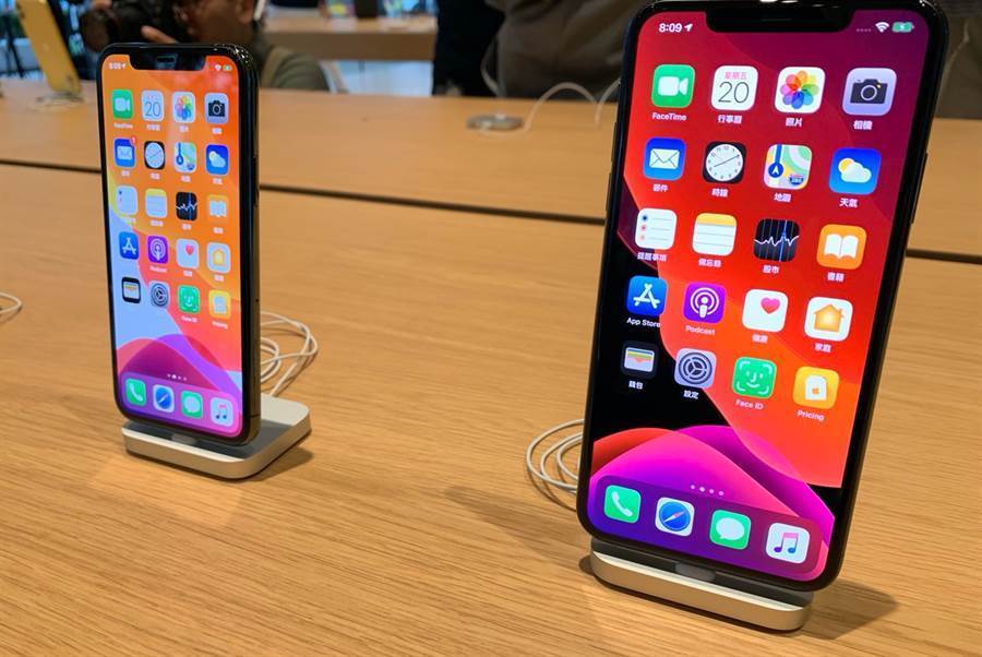 iOS 13 加入了系統級的暗色模式(右)，是一大特色。(黃慧雯攝)