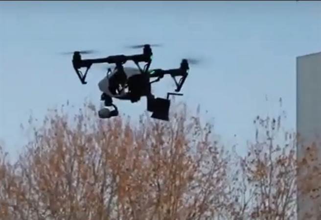 为了遏制疫情扩散，大陆出动无人机，要民眾在室外戴上口罩。（环球时报影片截图）