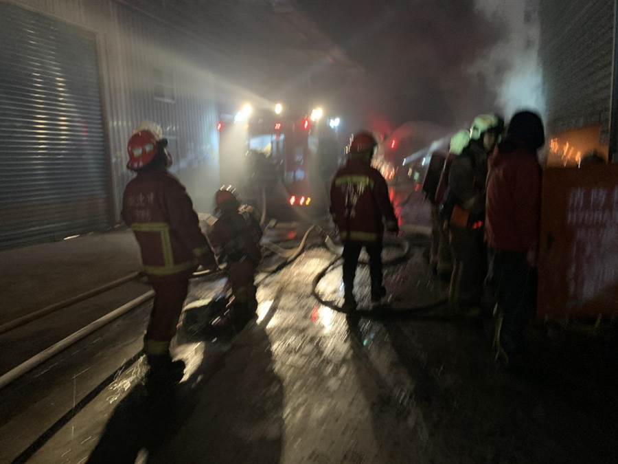 緊急出動167名警消、各式消防車輛50部搶救。(翻攝照片／吳亮賢新北傳真)