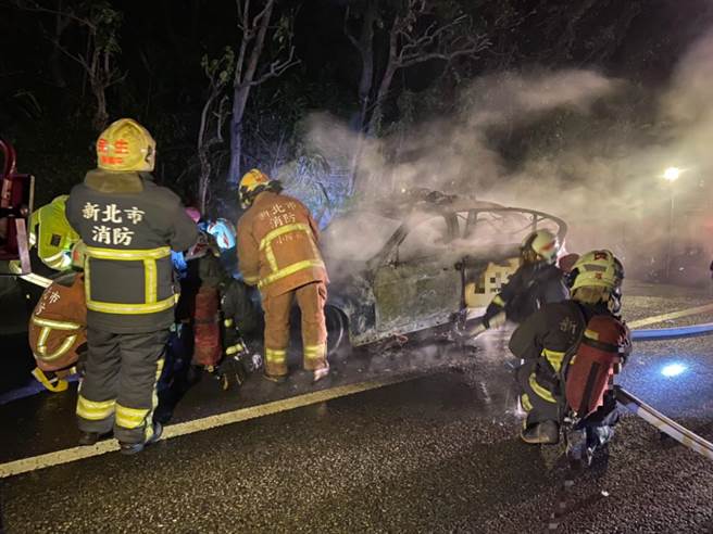 Bmw國道警車凌晨火燒車駕駛 開到一半車身突然抖動 社會 中時